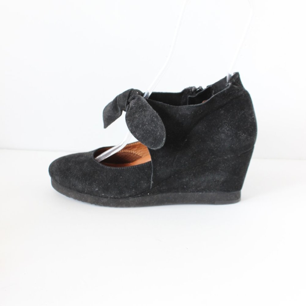 Kenneth Cole Gentle Souls Dawnest Black Suede Tie Strap Wedge sz 7.5